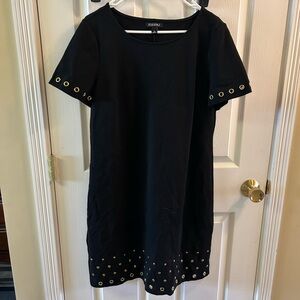 Roz & Ali Black Solid Crewneck Dress